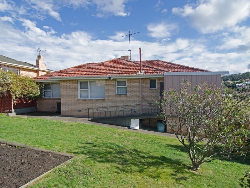 11 Coolangatta Street, Lindisfarne TAS 7015