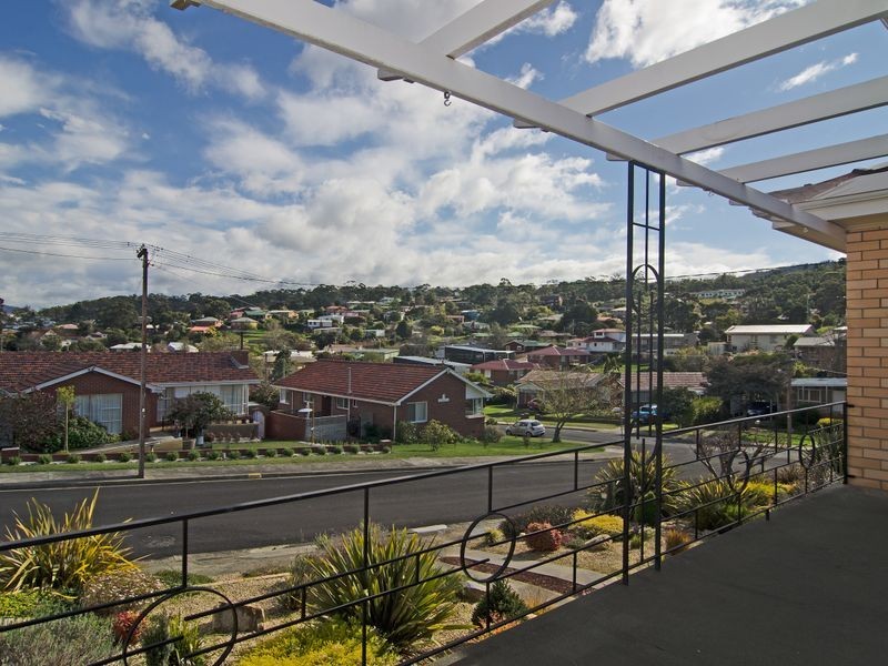 11 Coolangatta Street, Lindisfarne TAS 7015