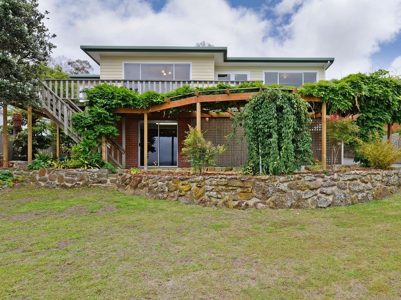 125 Derwent Avenue, Lindisfarne TAS 7015