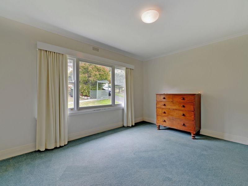 125 Derwent Avenue, Lindisfarne TAS 7015