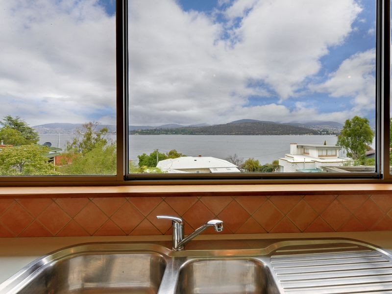 125 Derwent Avenue, Lindisfarne TAS 7015