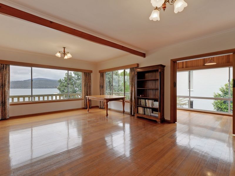 125 Derwent Avenue, Lindisfarne TAS 7015
