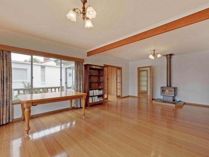 125 Derwent Avenue, Lindisfarne TAS 7015
