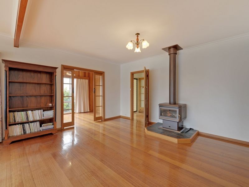 125 Derwent Avenue, Lindisfarne TAS 7015