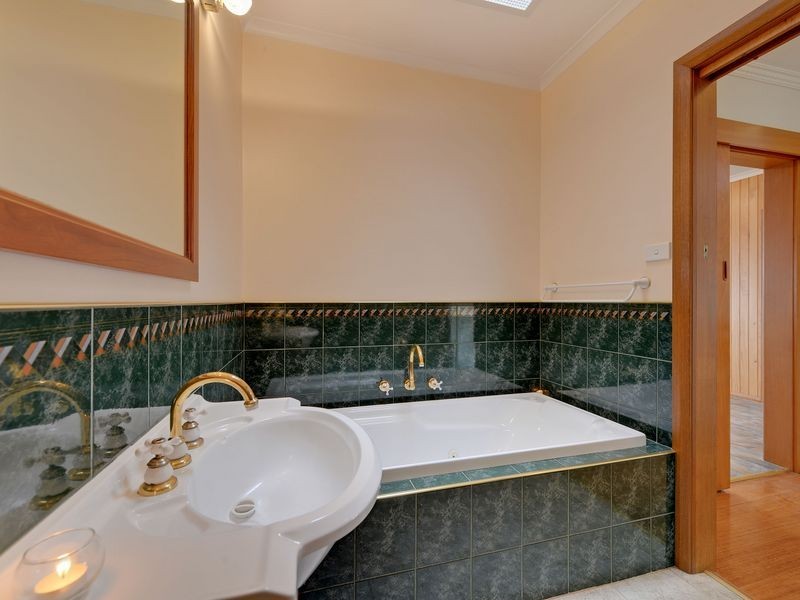125 Derwent Avenue, Lindisfarne TAS 7015