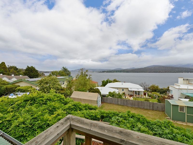 125 Derwent Avenue, Lindisfarne TAS 7015