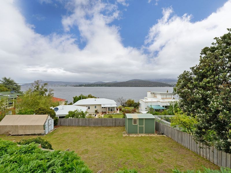 125 Derwent Avenue, Lindisfarne TAS 7015