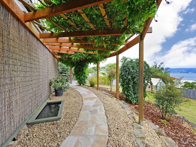 125 Derwent Avenue, Lindisfarne TAS 7015