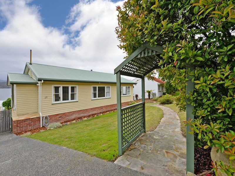 125 Derwent Avenue, Lindisfarne TAS 7015