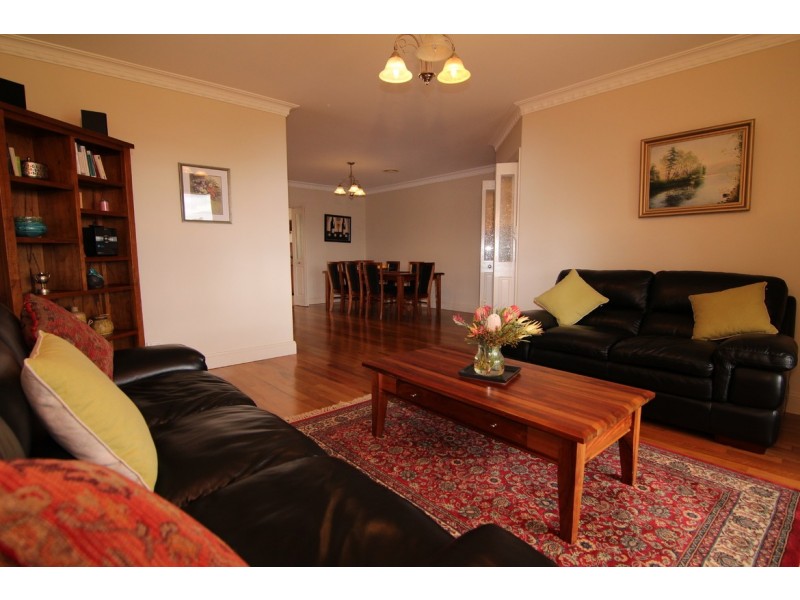 35 Roselawn Drive, Orange NSW 2800