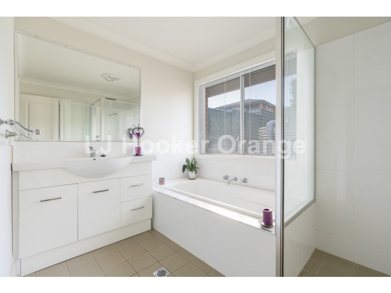 8 Quinlan Run, Orange NSW 2800