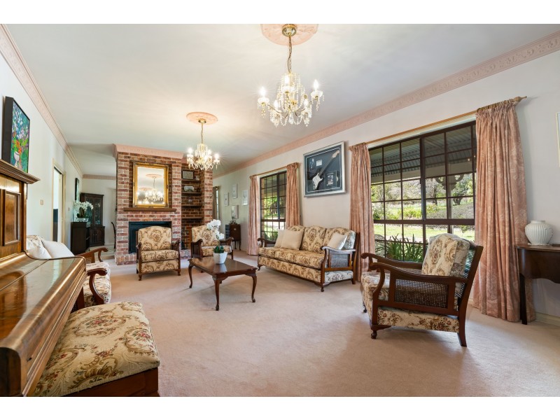 6 Borrodell Drive, Orange NSW 2800