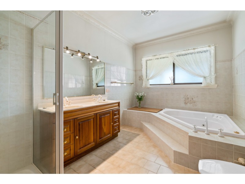 6 Borrodell Drive, Orange NSW 2800