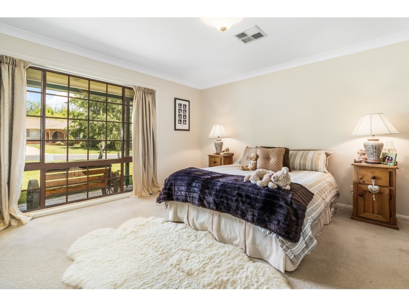8 Ibis Crescent, Orange NSW 2800