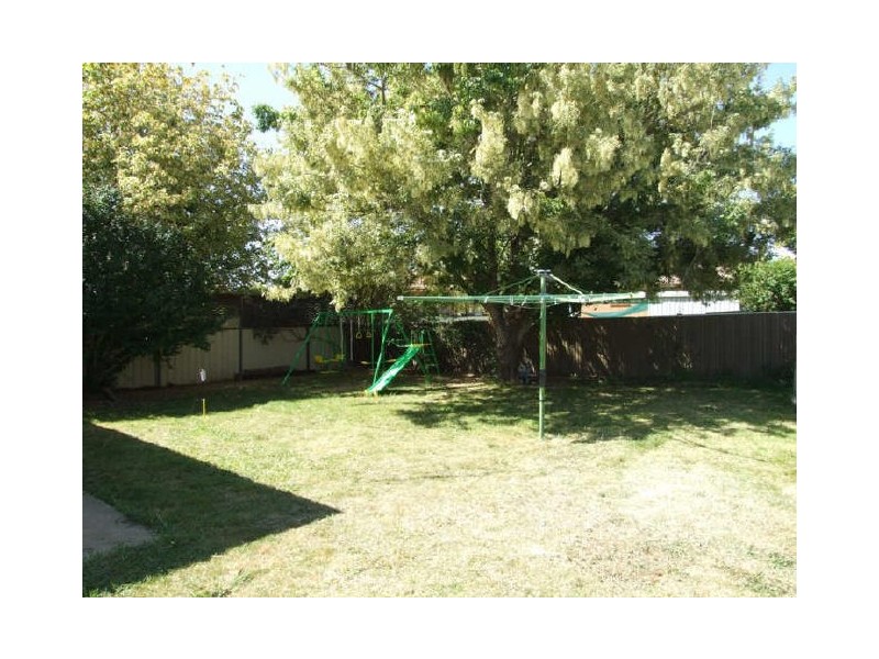 8 Benelong Place, Orange NSW 2800