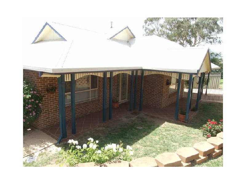 16 Tate Crescent, Orange NSW 2800