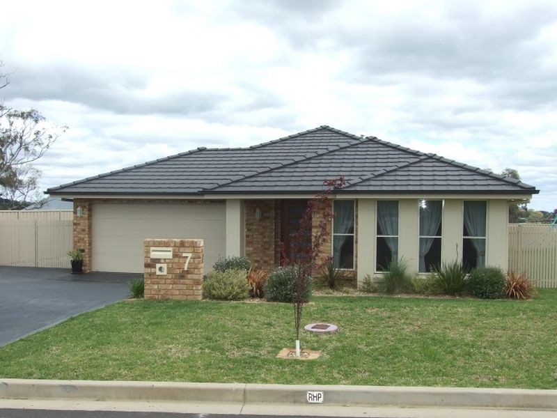 7 Candlebark Crescent, Orange NSW 2800
