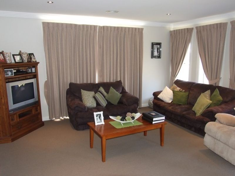 7 Candlebark Crescent, Orange NSW 2800