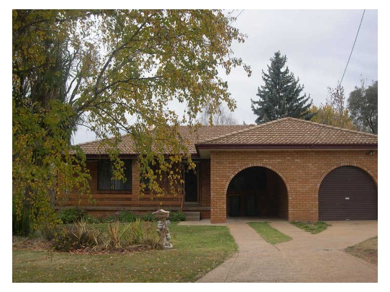 9 Benelong Place, Orange NSW 2800