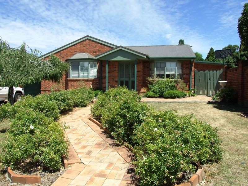 17 Crinoline St, Orange NSW 2800