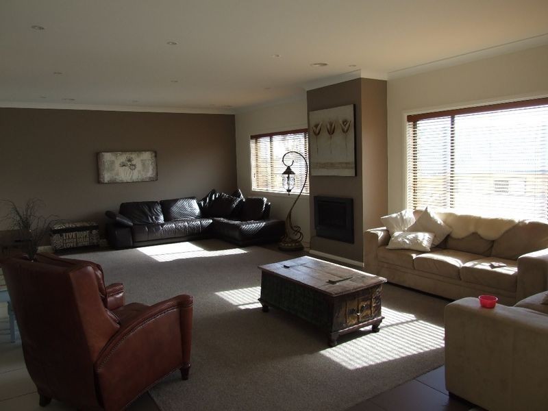 4 Bert Whiteley Place, Orange NSW 2800