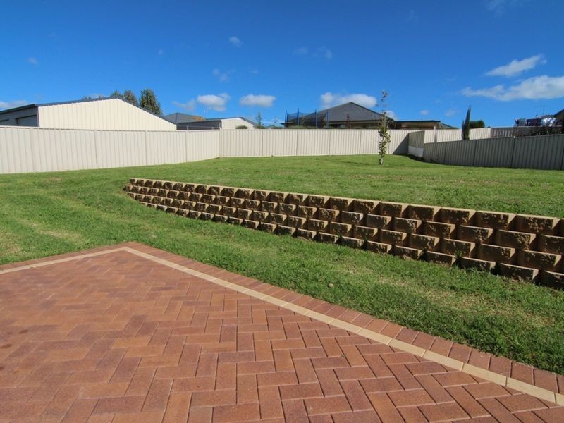 2 Row Close, Orange NSW 2800