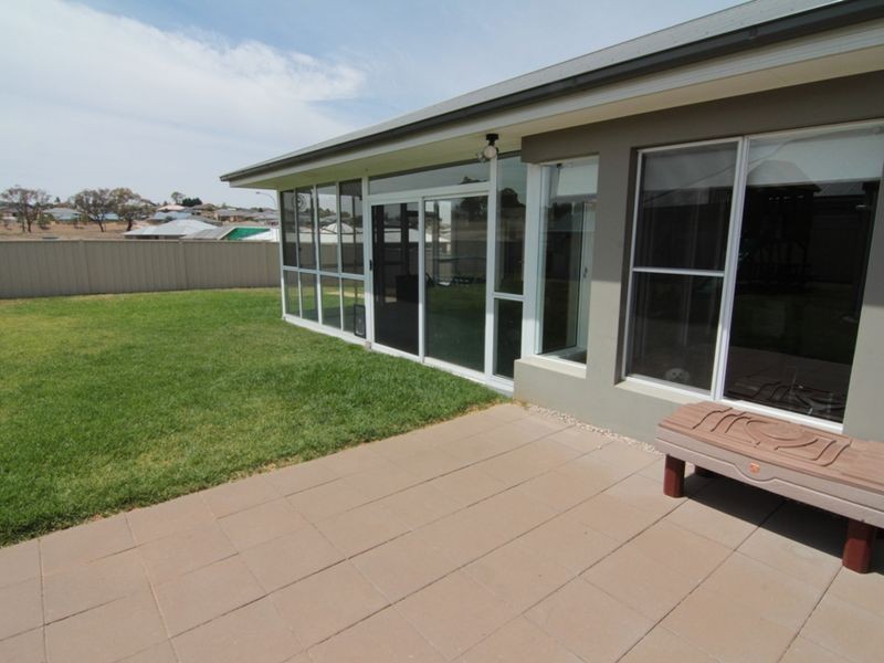 4 Stewart Close, Orange NSW 2800