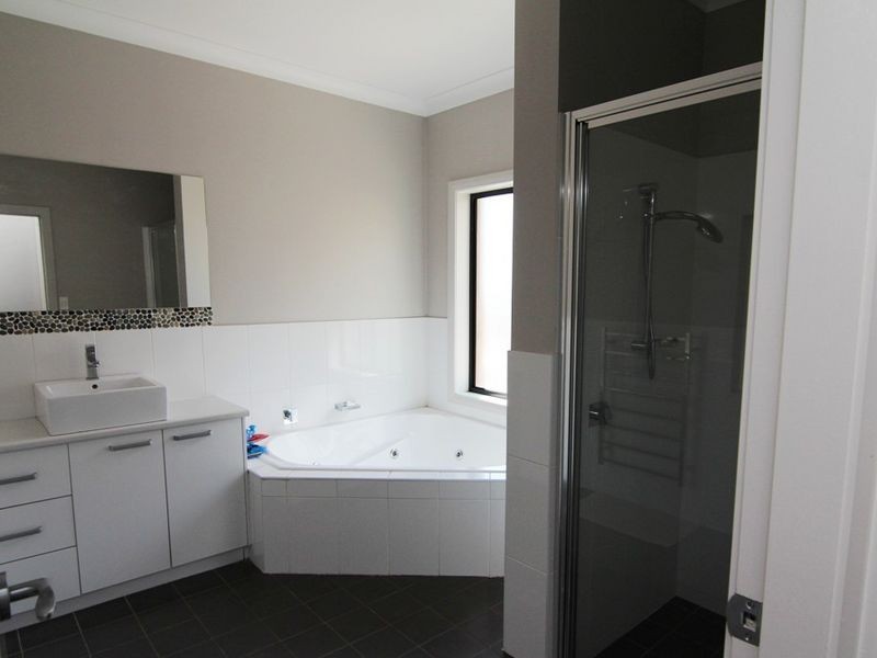 8 Dairy Hill Place, Orange NSW 2800