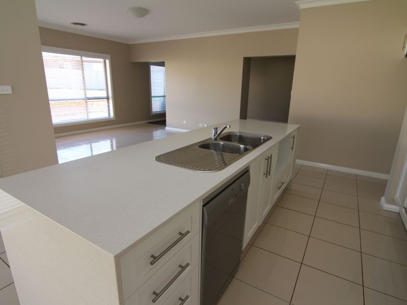 2 Row Close, Orange NSW 2800