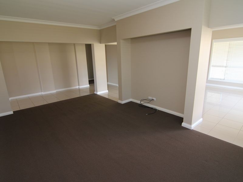 2 Row Close, Orange NSW 2800