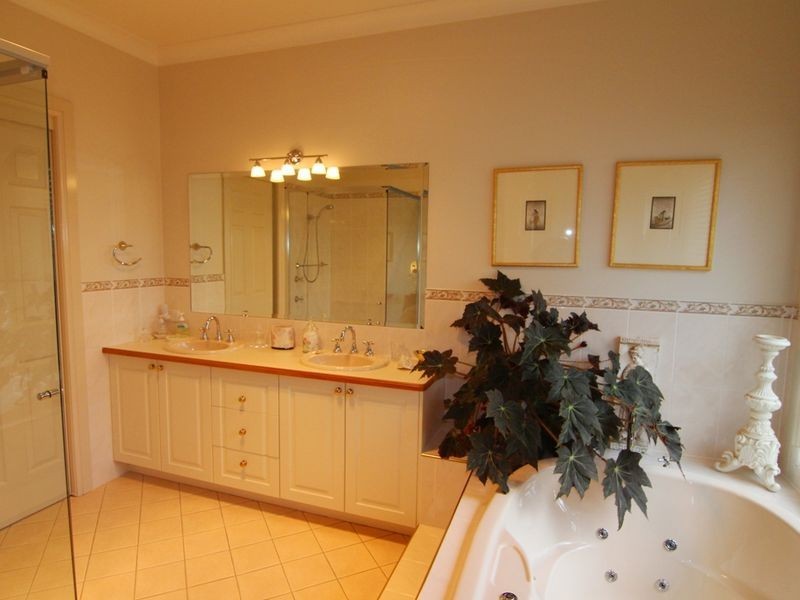 17 Birchgrove Drive, Orange NSW 2800