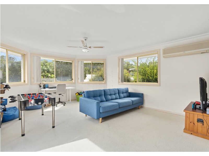 1 Snoewood Street, Old Bar NSW 2430