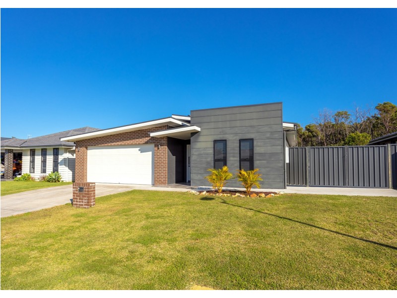 67 Albatross Way, Old Bar NSW 2430