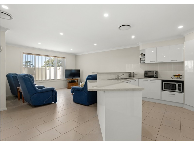 2/2 Mistral Place, Old Bar NSW 2430