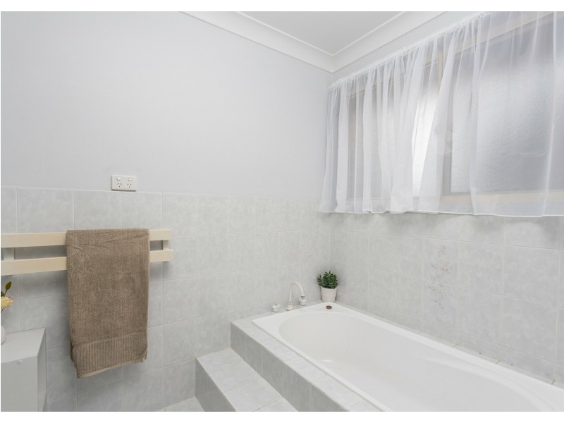 4 Newlan Court, Old Bar NSW 2430