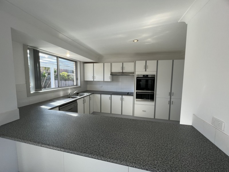 Unit 2/2 Laurina Close, Old Bar NSW 2430
