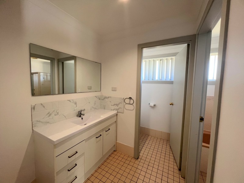 Unit 2/2 Laurina Close, Old Bar NSW 2430