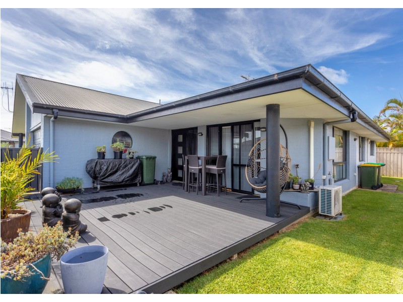 2 Greenbank Way, Old Bar NSW 2430