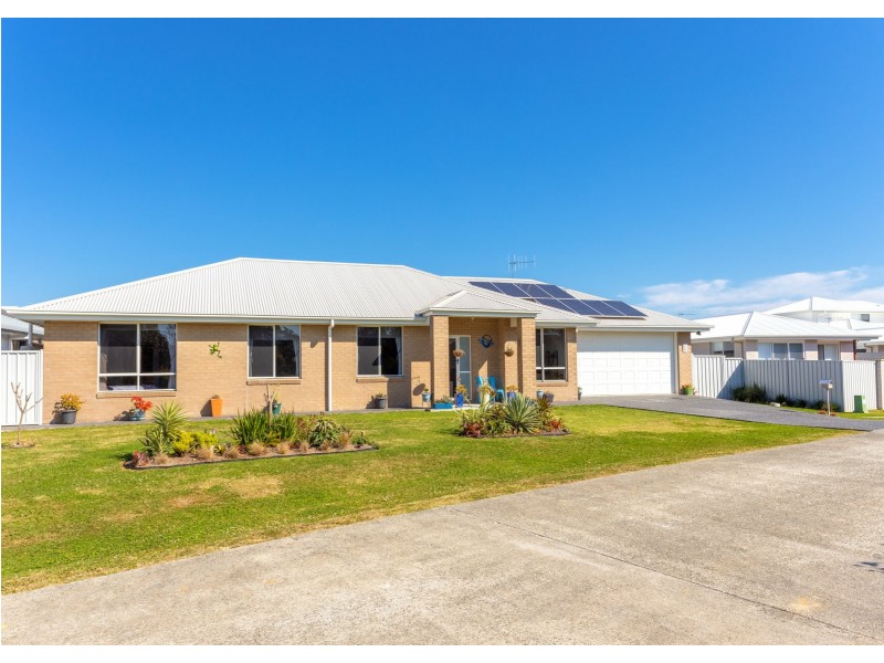 12 Maita Way, Old Bar NSW 2430