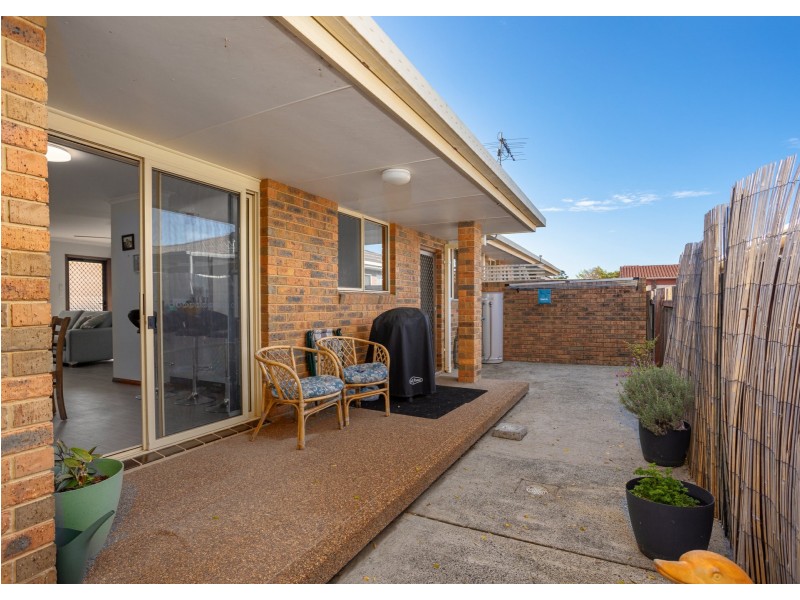 2/1 Casuarina Close, Old Bar NSW 2430
