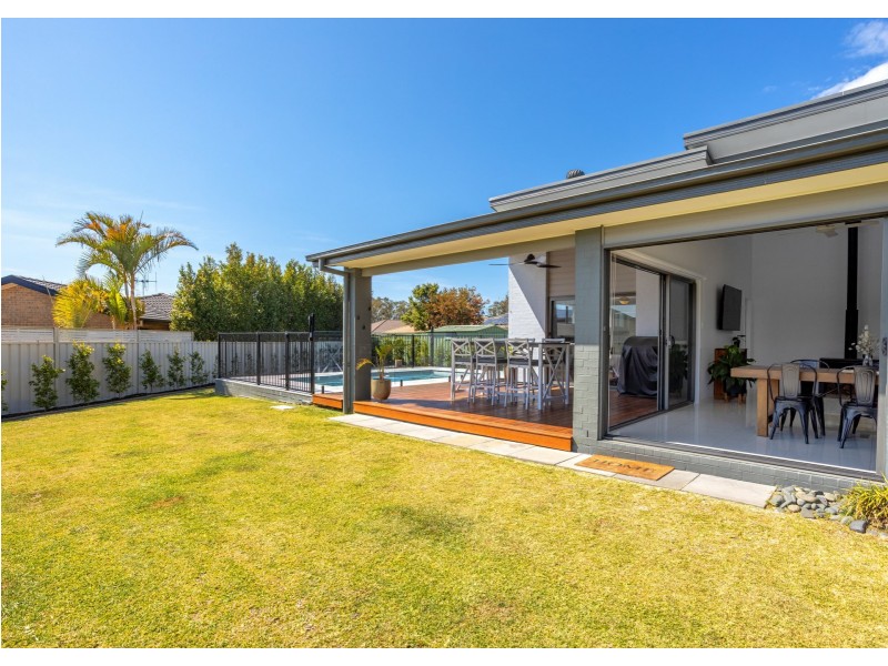 35 Bluehaven Drive, Old Bar NSW 2430