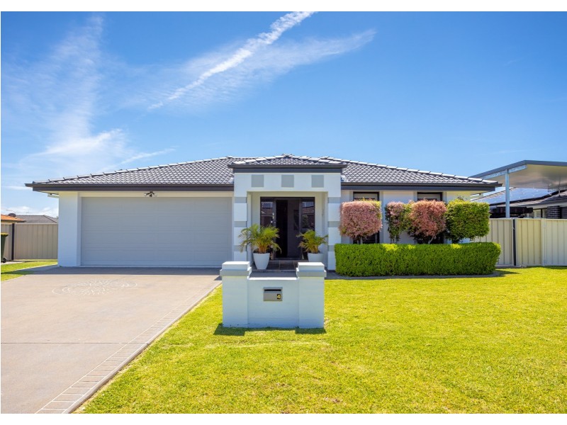 4 Yellowfin Avenue, Old Bar NSW 2430