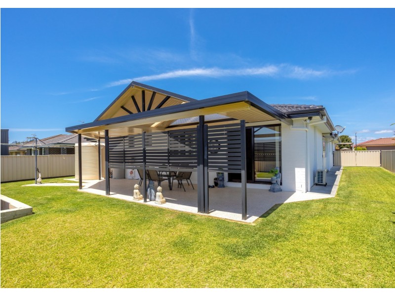 4 Yellowfin Avenue, Old Bar NSW 2430
