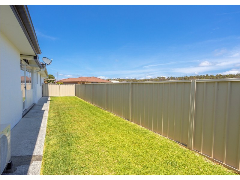 4 Yellowfin Avenue, Old Bar NSW 2430