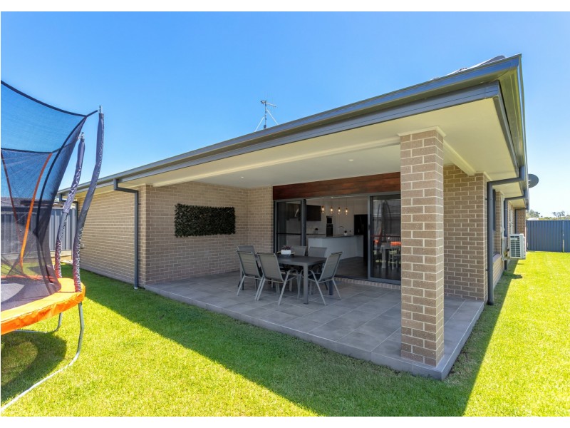 19 Tropicbird Crescent, Old Bar NSW 2430