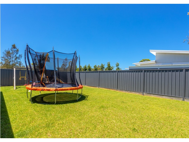 19 Tropicbird Crescent, Old Bar NSW 2430