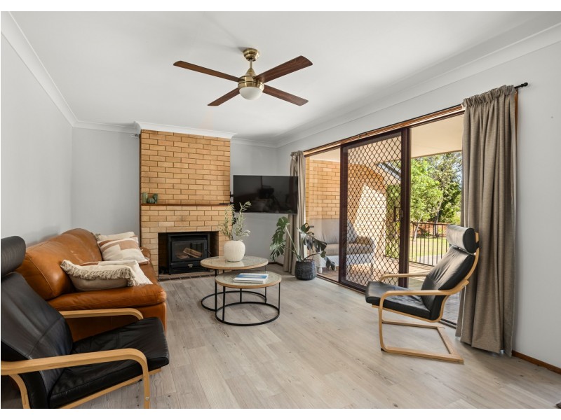 882 Old Bar Road, Old Bar NSW 2430
