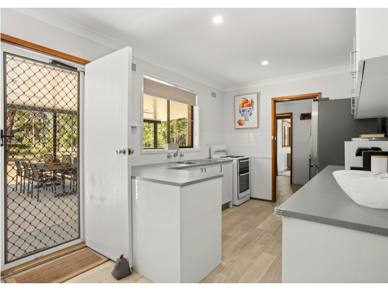882 Old Bar Road, Old Bar NSW 2430