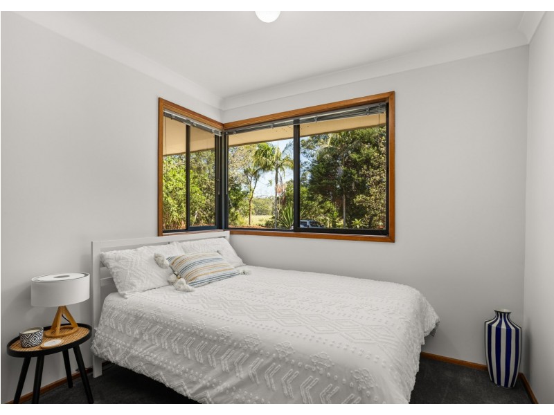 882 Old Bar Road, Old Bar NSW 2430