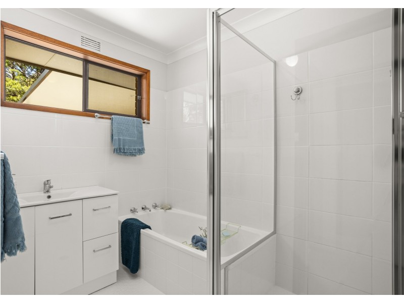 882 Old Bar Road, Old Bar NSW 2430